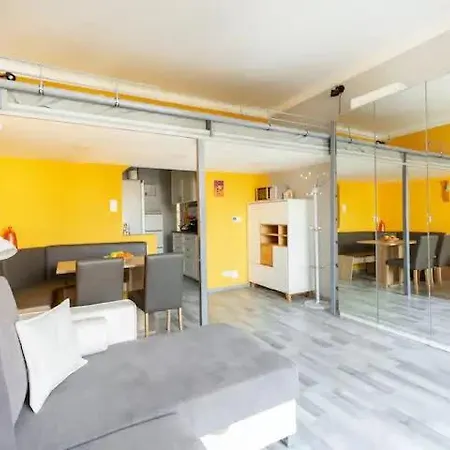 Hideaway With Balcony On Balzac 아파트 *