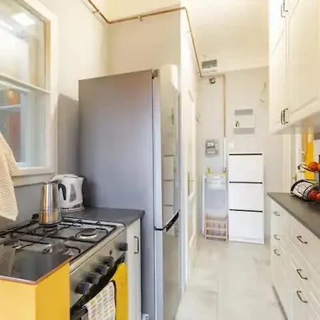 Hideaway With Balcony And Ac * Budapest