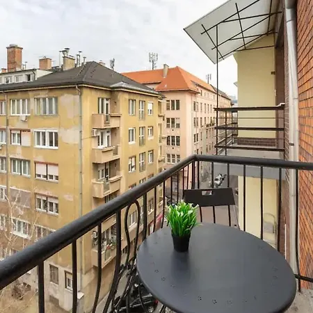 Hideaway With Balcony On Balzac *