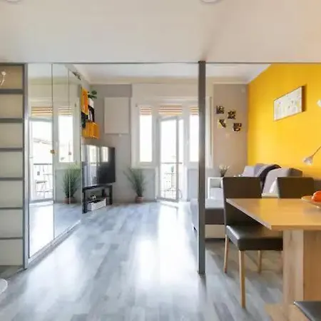 Hideaway With Balcony On Balzac Apartmán